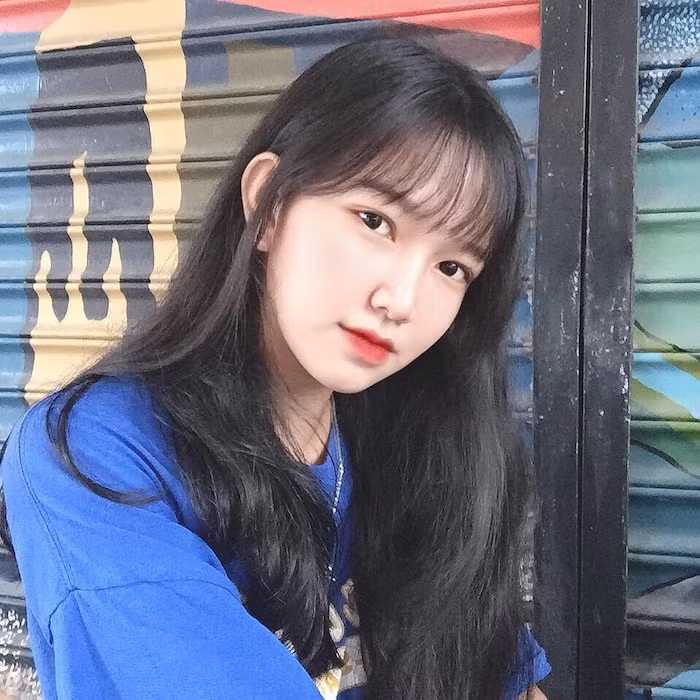 Lên cấp 3, Thảo Nguyên thích một anh khóa trên và chủ động theo đuổi trong thời gian khá dài. Trước tình cảm chân thành của cô nàng, anh chàng kia phũ phàng từ chối vì những lý do không mấy chính đáng.