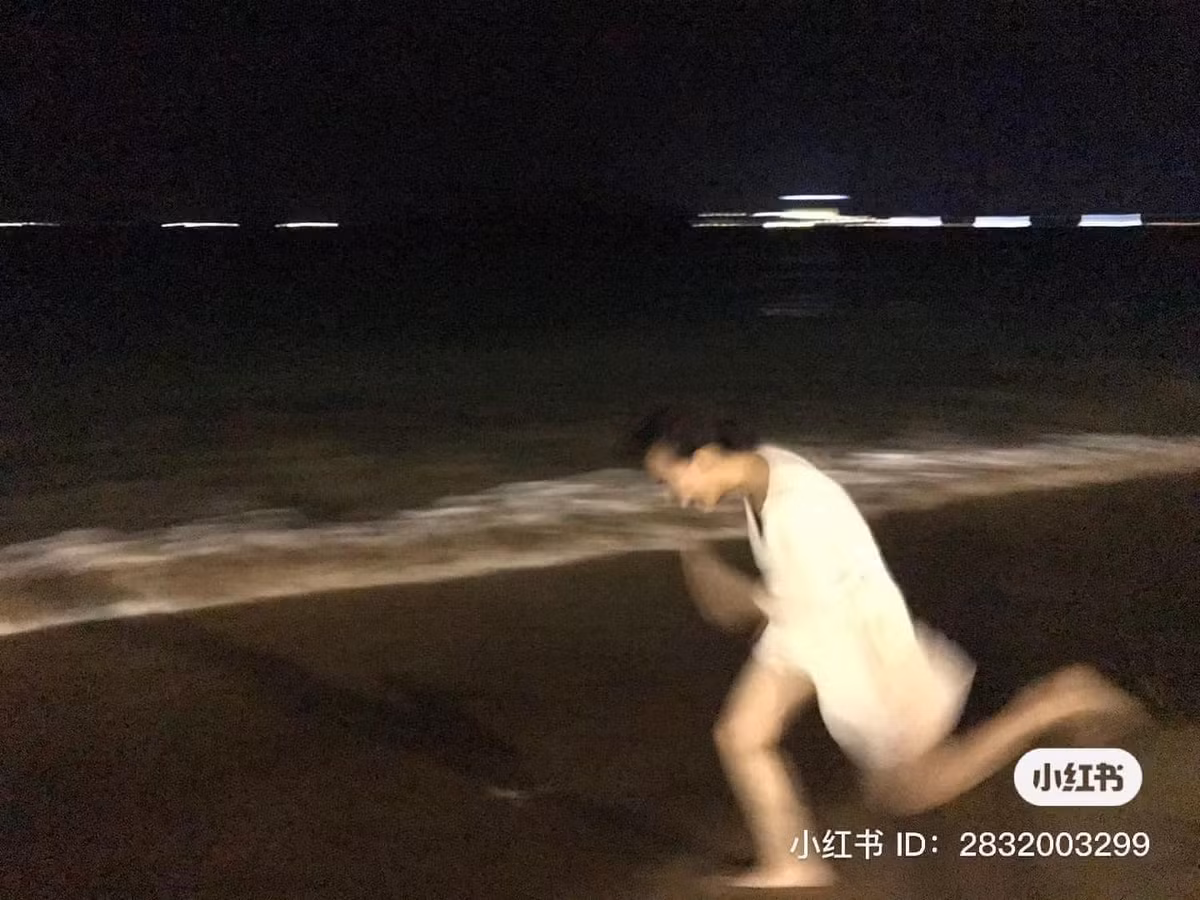 Theo đó, cô nàng muốn bạn trai mình chụp cho bản thân mấy tấm ảnh sống ảo cảnh cô chạy bên bờ biển thơ mộng. Thế nhưng thực tế không giống như là trong tưởng tượng, thành quả nhận lại khiến cô gái "khóc thét".