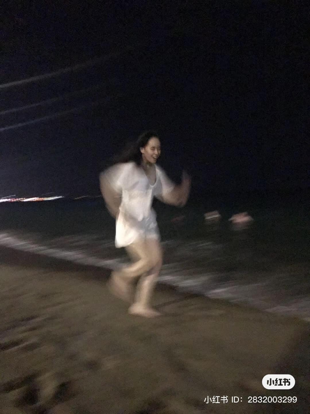 Thậm chí, cô gái trong bức ảnh còn trông khá ma mị với chiếc váy trắng giữa khung cảnh đêm tối.