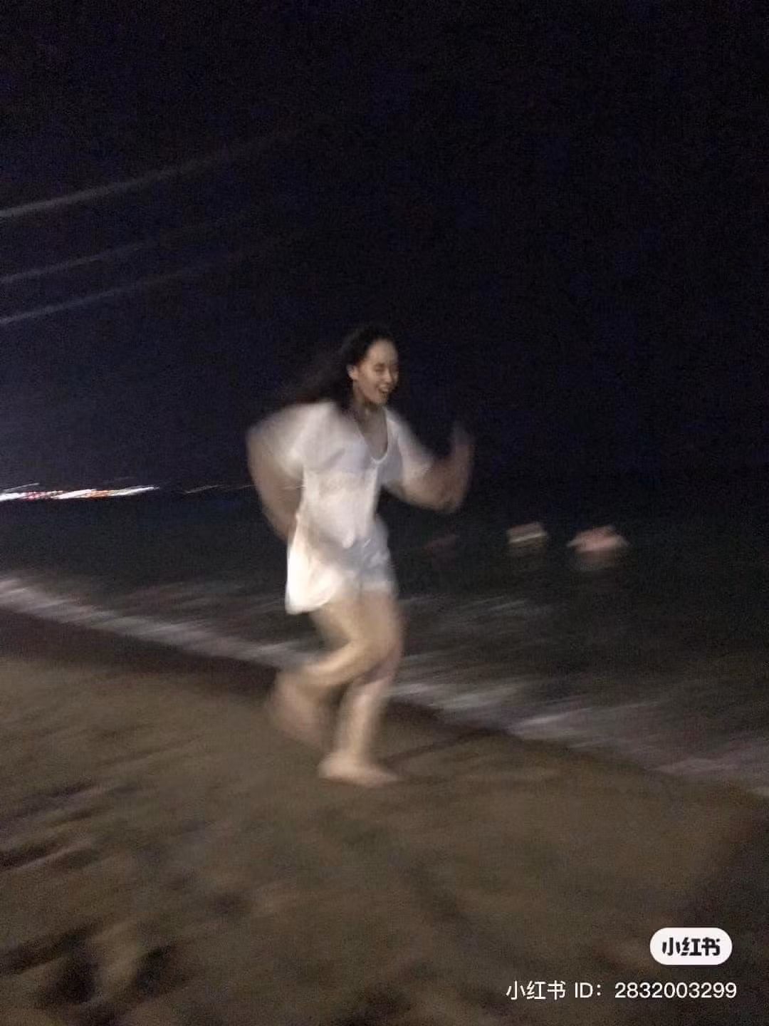 Thậm chí, cô gái trong bức ảnh còn trông khá ma mị với chiếc váy trắng giữa khung cảnh đêm tối.