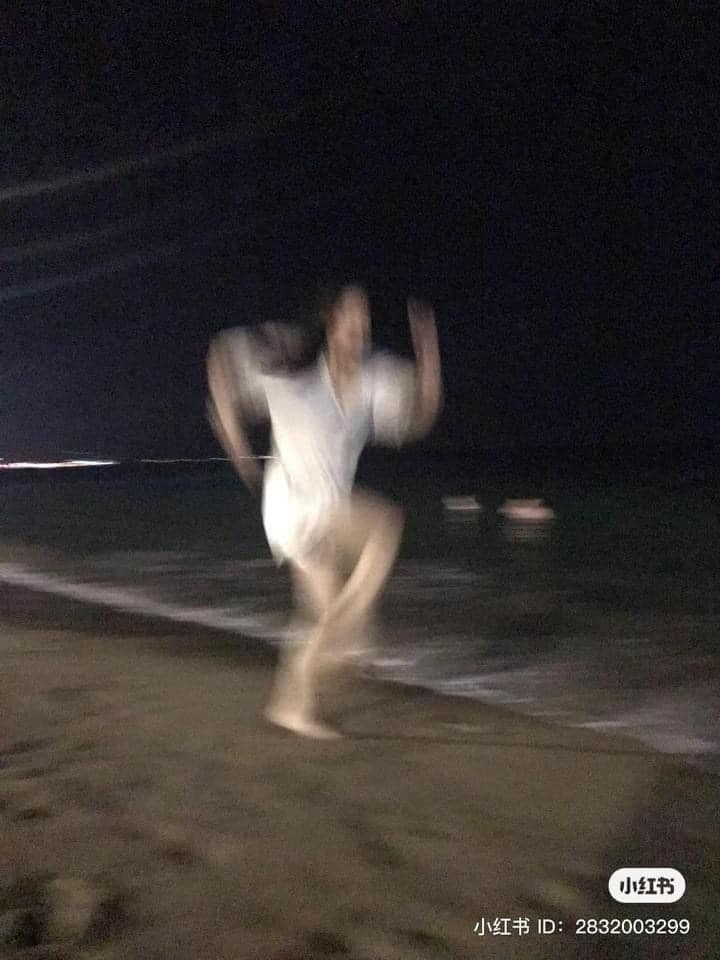 Người ta chụp ảnh với biển thì mơ mộng, nữ tính dịu dàng, còn nhìn những tấm ảnh này thì chỉ thấy một sinh vật đang chuyển động nhanh...