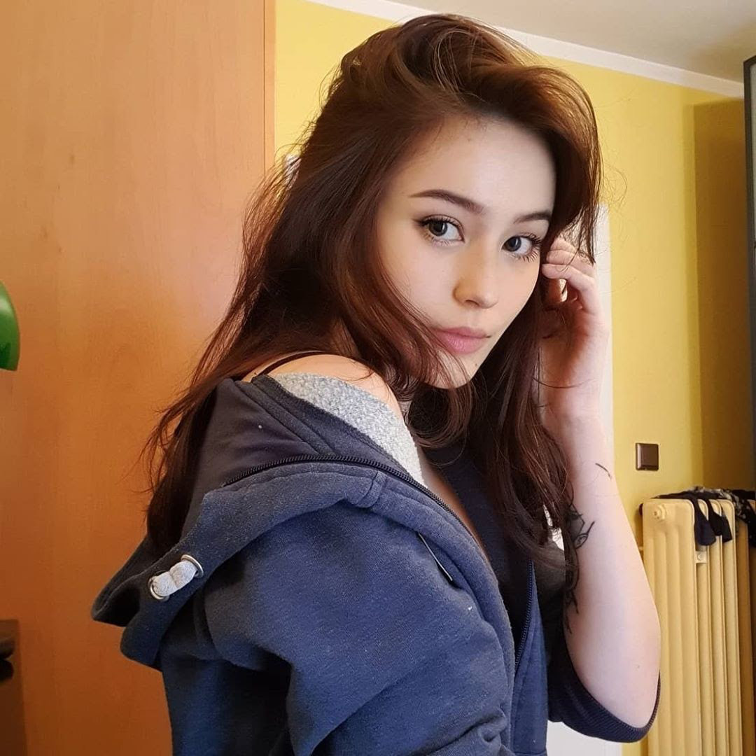 Dưới đây là một vài hình ảnh của cô nàng streamer người Việt đầu tiên thành công trên Twitch.