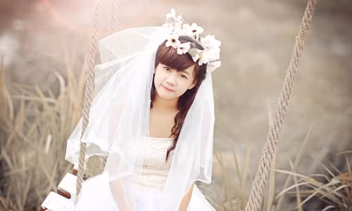  Lê Kiều Oanh, học sinh trường THCS Thịnh Quang (Hà Nội) đã khiến không ít người thích thú bởi vẻ đẹp trong sáng như một cô nàng búp bê xinh xắn. 