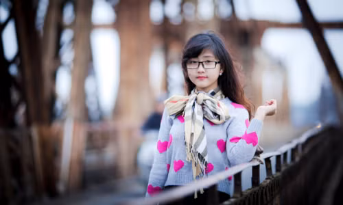  Những bức ảnh của thiếu nữ 10X xinh như thiên thần này được anh chụp trên cầu Long Biên. Hòa sinh ngày 24/12/2000, đang là học sinh lớp 9 trường THCS Hoàng Văn Thụ, Hà Nội. 