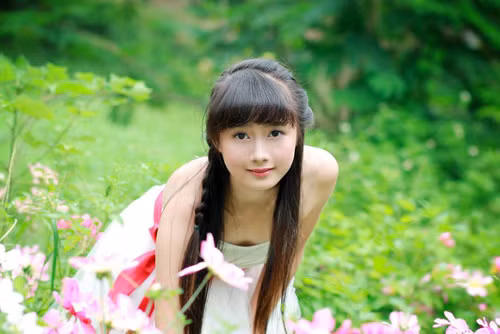 Vẻ đẹp tinh khôi với đôi mắt tròn trong sáng của Hà Vi đã khiến trang mạng xã hội của cô có hơn 10.000 lượt theo dõi.