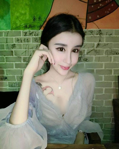 Bên cạnh khuôn mặt lúc nào cũng bự phấn, cô nàng còn khiến bạn bè và cư dân mạng phát hoảng vì những đường nét cứng đơ không chút biểu cảm trên khuôn mặt của mình.