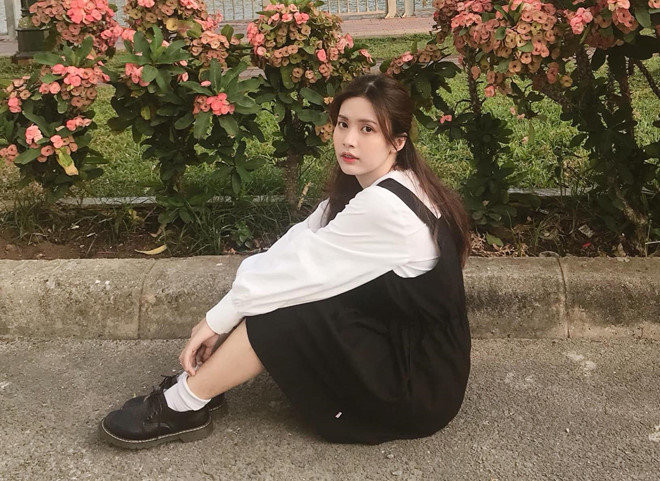 Tú Vi sở hữu khuôn mặt đẹp với ngũ quan hài hoà, đôi mắt to tròn, sống mũi cao và khuôn miệng tươi rói. Cô chính là mẫu nàng thơ lý tưởng mà ai cũng đang tìm kiếm.