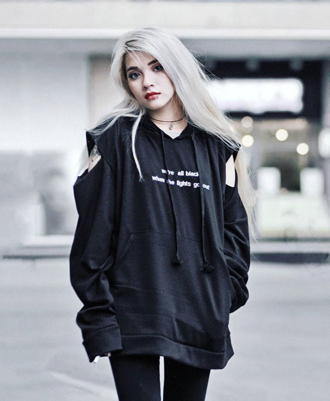 Đoàn Tiên luôn yêu thích những mái tóc mang màu nổi bật như bạch kim, hồng,...kết hợp cùng phong cách ăn mặc cá tính, năng động. Nước da trắng như trứng gà bóc cũng là điểm mạnh của hot girl này.