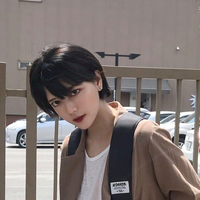 Với mái tóc ngắn cá tính, cách trang điểm khá lạ khiến Châu Thư gây được ấn tượng mạnh đối với người đối diện. Nếu chỉ xem ảnh thì ai cũng nghĩ hot girl này đến từ Hàn Quốc hoặc Trung Quốc.