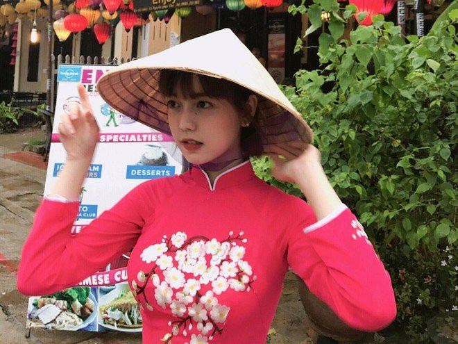 Võ Xuân Châu Thư bất ngờ nổi tiếng trên mạng xã hội nhờ bức ảnh thướt tha tà áo dài và đội nóng lá rất xinh đẹp. "Hot girl tóc tém" là biệt danh cô nàng được cộng đồng mạng đặt cho.