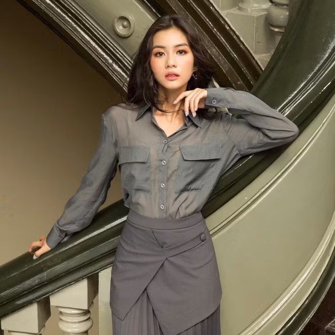 Nguyễn Tú Vi (SN 1996) là hot girl ĐH Hoa Sen nổi tiếng trên mạng xã hội nhờ nhan sắc đỉnh cao và thần thái hơn người. Cô nànng là mẫu quen của rất nhiều thương hiệu thời trang tại Sài Gòn.