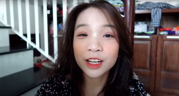 Trong một tháng cô bé Thiên Thư chỉ đăng tải từ 1-2 video lên kênh của mình, các vlog đều được quay và edit đơn giản, do Thiên Thư tự quay hoặc nhờ đến sự giúp đỡ của mẹ.