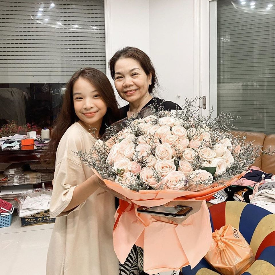 Dù nữ Youtuber nhỏ tuổi không chia sẻ quá nhiều về ba mẹ và gia đình, nhưng thông qua các video cô bạn đăng tải, người xem cũng đoán được Thiên Thư sinh ra trong một gia đình "có điều kiện".