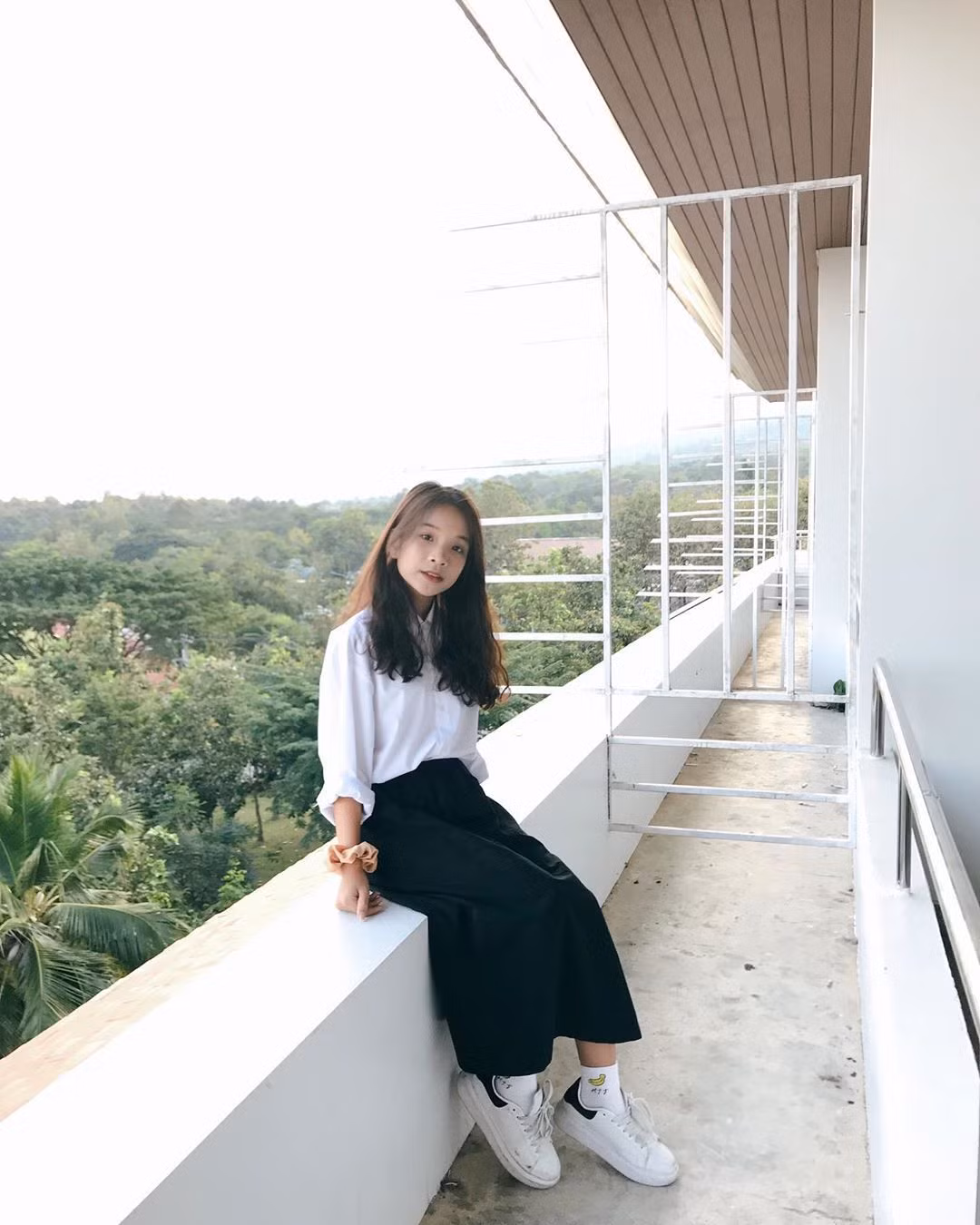 Tuy vậy, vẫn có nhiều ý kiến trái chiều cho rằng Thiên Thư thường xuyên trang điểm khá đậm trong các vlog gần đây không phù hợp với lứa tuổi. Mời quý độc giả đón xem thêm video Nữ sinh vẽ truyền thần làm "chao đảo" cộng đồng - Nguồn: KÊNH VTC1