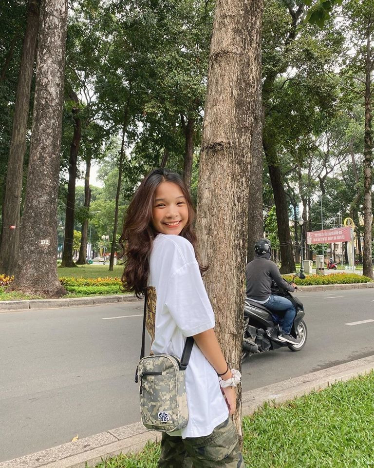 Trên kênh, nữ Youtuber này đăng tải những vlog thể hiện mình là một "dân chơi" chính hiệu khi tự gọi tài xế công nghệ đưa đi học, ăn sáng ở quán nổi tiếng, tan học có thể đến trung tâm thương mại giải trí và mua sắm thời trang ở các thương hiệu nổi tiếng,...