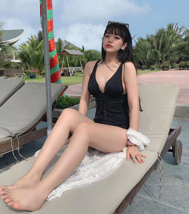 Bảo Hân (SN 2000) được chú ý khi công khai tình cảm với rapper Khói. Cô nàng có gu ăn mặc cực chất, sexy vừa phải nhưng vẫn khiến người đối diện khó có thể rời mắt.