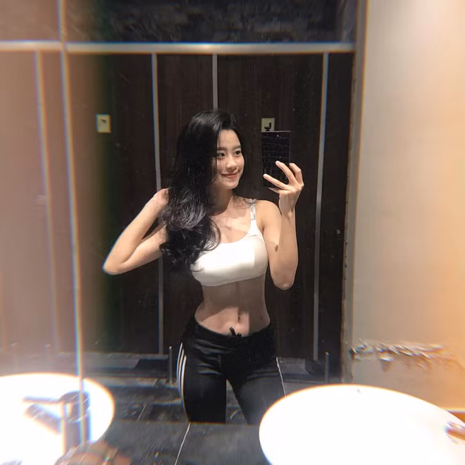 Hàn Hằng rất chăm chỉ khoe dáng xinh trên mạng xã hội. Nhờ đó cô thường xuyên được mời chụp lookbook, làm KOL cho các thương hiệu thực phẩm chức năng.