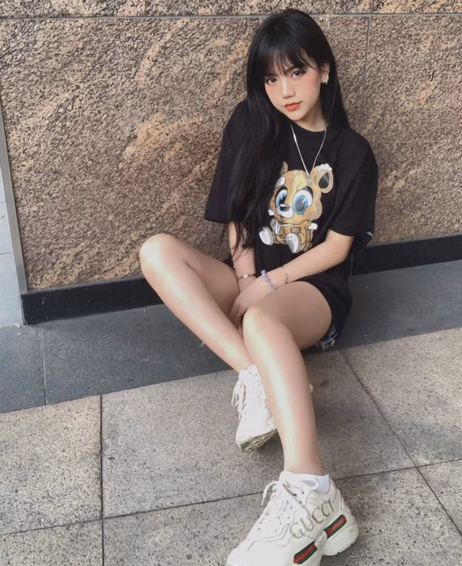 Sở hữu hơn 380 nghìn lượt theo dõi, cô nàng trở thành KOL của một số nhãn hàng. Thế nhưng vào năm 2019, Bảo Hân bị cộng đồng mạng tố PR không có tâm, toàn quảng bá kem trộn.