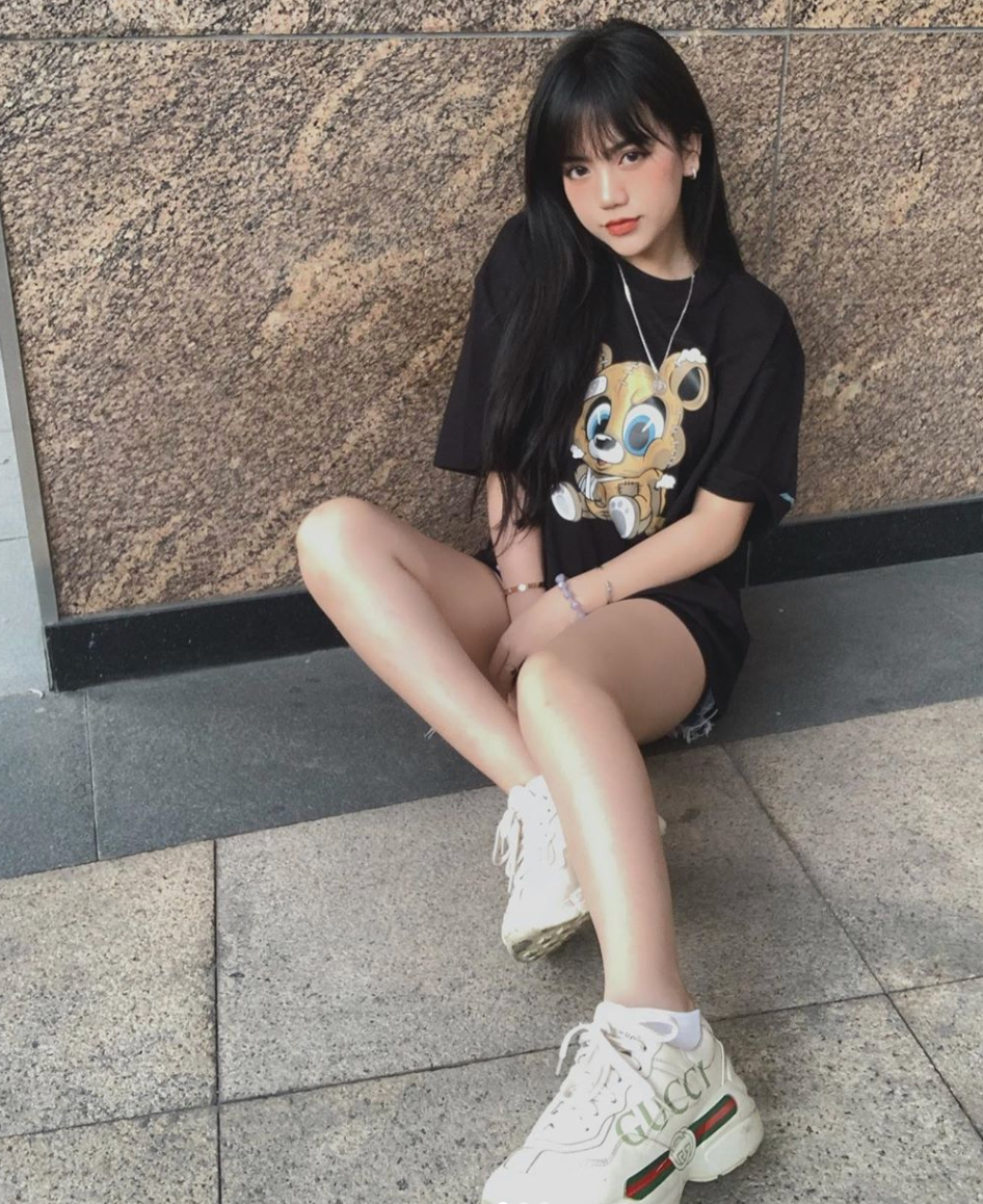 Sở hữu hơn 380 nghìn lượt theo dõi, cô nàng trở thành KOL của một số nhãn hàng. Thế nhưng vào năm 2019, Bảo Hân bị cộng đồng mạng tố PR không có tâm, toàn quảng bá kem trộn.