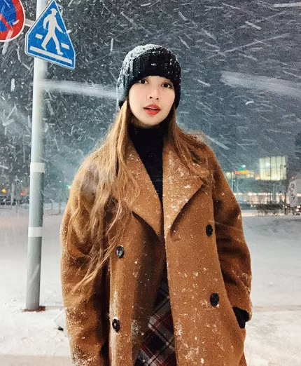 Nữ streamer người Philippines này sở hữu giọng nói truyền cảm, nhẹ nhàng, dễ thương. Đặc biệt, cô nàng có kiến thức chắc chắn về game khiến khán giả yêu thích.