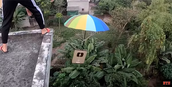 Sau khi nhận thấy các đồ vật được buộc vào ô rơi rất chậm và không bị hỏng hóc, NTN tiến hành buộc nút play vàng vào ô và thả rơi tự do từ trên cao.