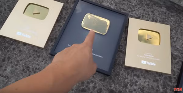 Mới đây, NTN lại tiếp tục "chơi ngu" khi làm video thả nút play vàng từ trên cao xuống sân. Youtuber Việt Nam thừa nhận lần trước thả dao xuống rất nguy hiểm nên lần này sẽ thả cái khác.