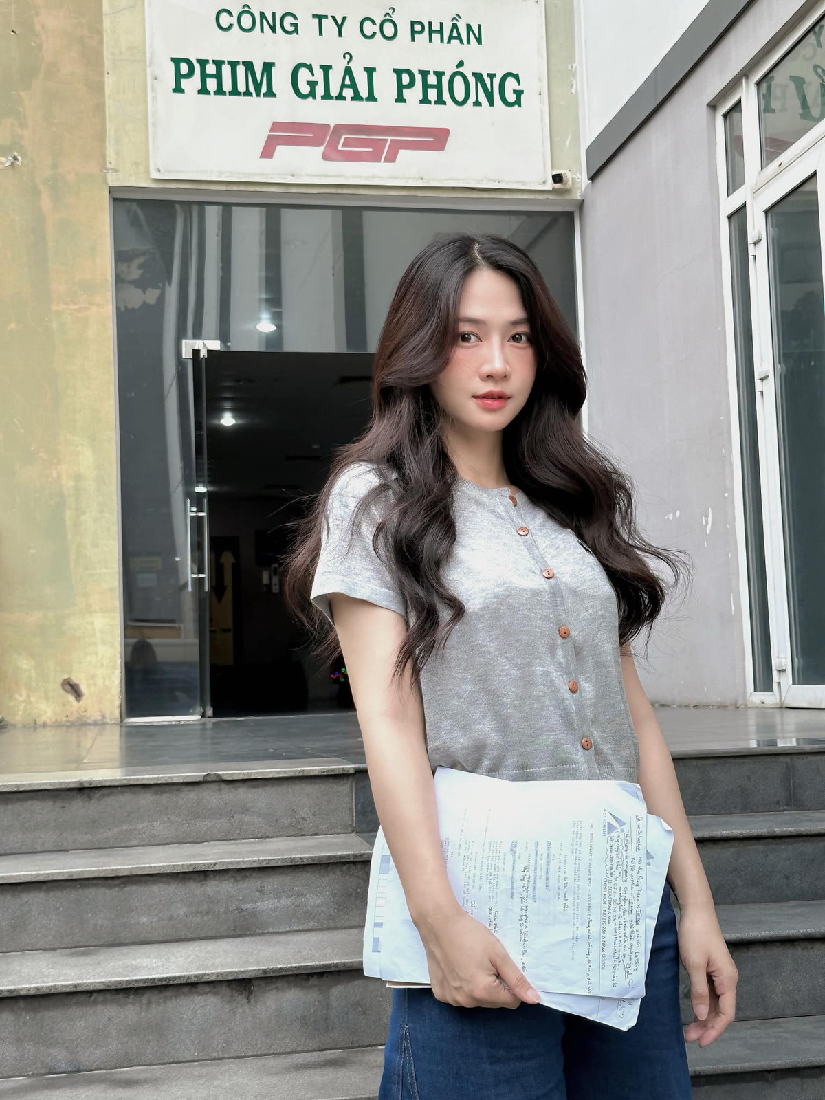 Thời gian qua, Lê Bống tích cực thay đổi hình ảnh của mình. Không còn là nàng hot girl với lối ăn mặc cứ lên sóng là bị mắng, thay vào đó người đẹp biết cách tiết chế nhưng vẫn đẹp miễn chê.