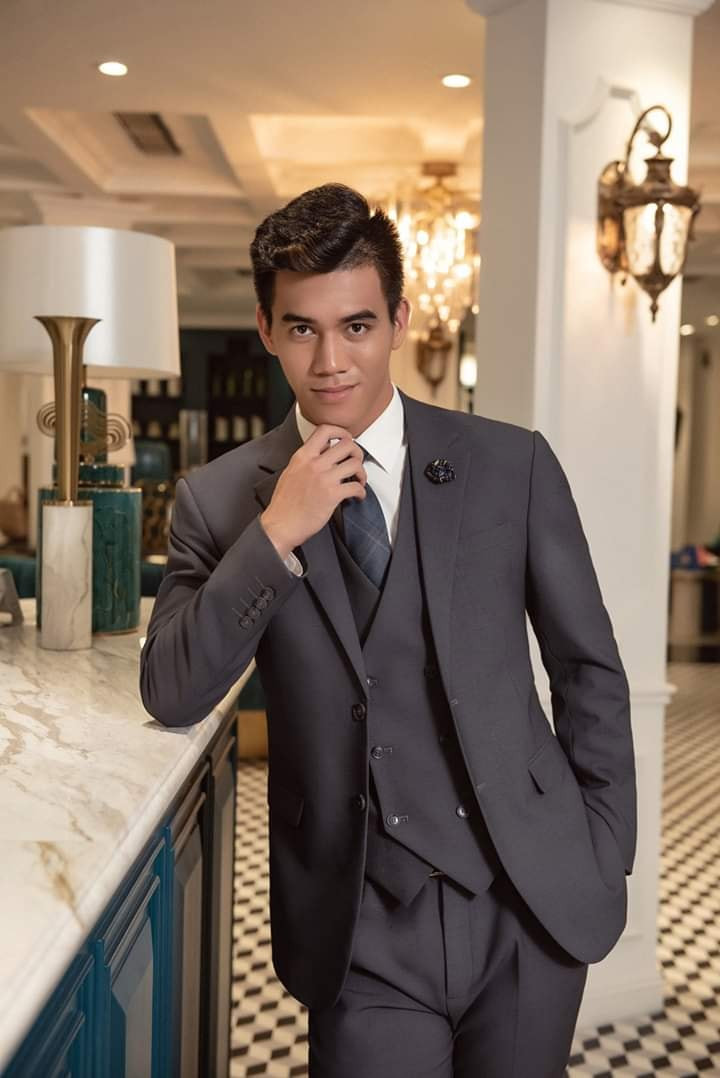 Tiền đạo Tiến Linh thật thà chia sẻ sau khi thực hiện bộ ảnh rằng ăn mặc bảnh bao, tạo dáng chụp hình còn mệt hơn là 90 phút chạy trên sân cỏ.