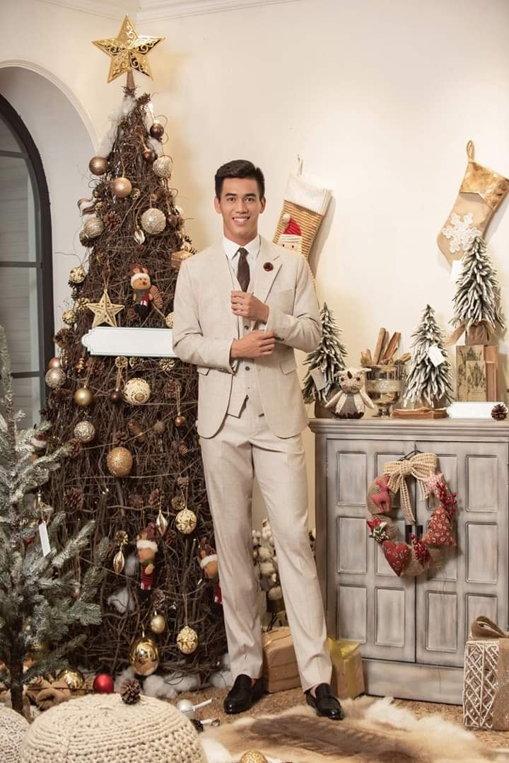 Với chiều cao 1m78 và thân hình cân đối giúp Tiến Linh mặc gì cũng cực kỳ đẹp và vừa vặn.