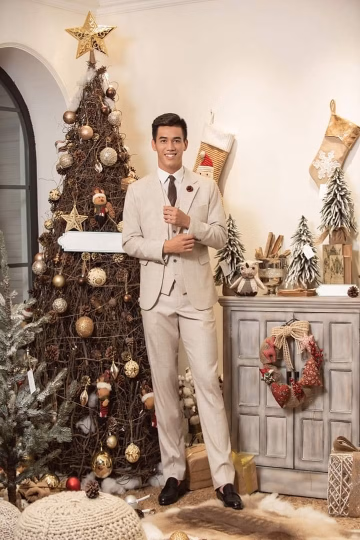 Với chiều cao 1m78 và thân hình cân đối giúp Tiến Linh mặc gì cũng cực kỳ đẹp và vừa vặn.