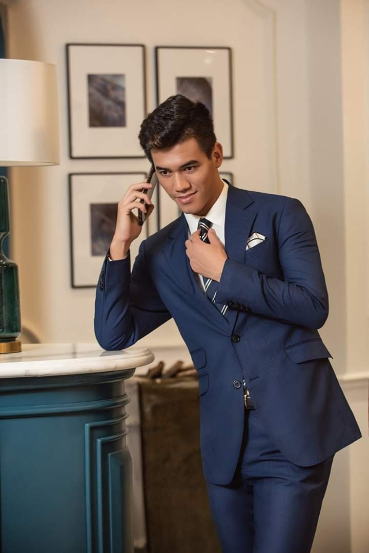 Đến buổi chụp hình, Tiến Linh cũng chủ động mang theo trái bóng để ký tặng ekip khiến anh ghi điểm tuyệt đối trong mắt mọi người.