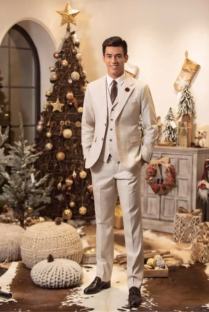 Ban đầu, Tiến Linh còn chút ngại ngùng nhưng sau đó anh chủ động tạo dáng. Ekip cho biết tiền đạo của U23 Việt Nam rất thân thiện, dễ gần và hay cười. Mặc dù khá mệt mỏi vì lịch trình dày đặc nhưng anh vẫn tràn đầy năng lượng.