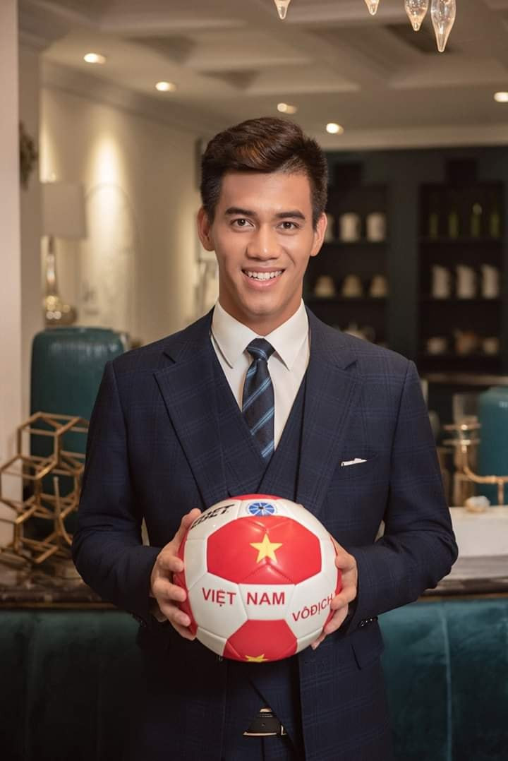 Người hâm mộ đã quá quen với hình ảnh Nguyễn Tiến Linh mồ hôi nhễ nhại, quần đùi áo số trên sân cỏ. Thế nhưng mới đây, những hình ảnh chàng tiền đạo sinh năm 1997 diện vest bảnh bao thu hút sự chú ý của người hâm mộ.