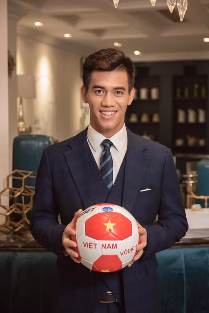 Người hâm mộ đã quá quen với hình ảnh Nguyễn Tiến Linh mồ hôi nhễ nhại, quần đùi áo số trên sân cỏ. Thế nhưng mới đây, những hình ảnh chàng tiền đạo sinh năm 1997 diện vest bảnh bao thu hút sự chú ý của người hâm mộ.