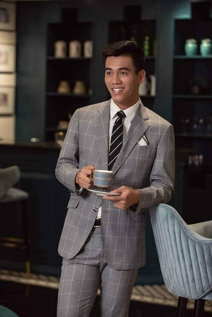 Do lịch trình quá bận rộ, chỉ được nghỉ chưa tới 2 ngày trước khi sang Hàn Quốc tập huấn cho U23 Châu Á nên cầu thủ quê Hải Dương phải thực hiện bộ ảnh khi đã về đêm.