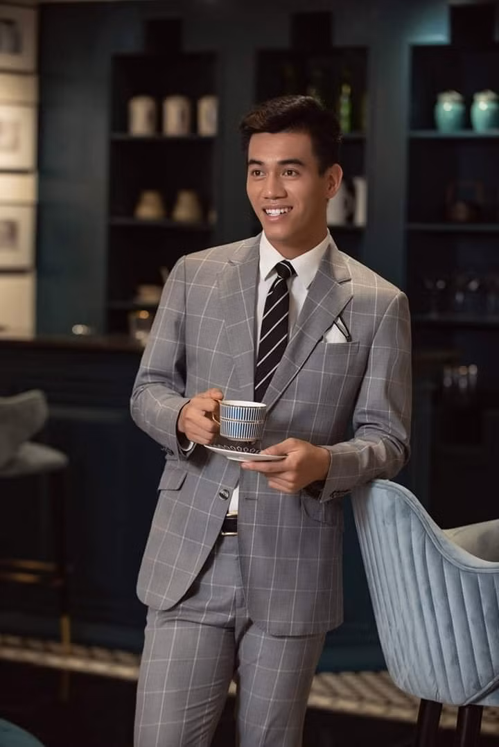 Do lịch trình quá bận rộ, chỉ được nghỉ chưa tới 2 ngày trước khi sang Hàn Quốc tập huấn cho U23 Châu Á nên cầu thủ quê Hải Dương phải thực hiện bộ ảnh khi đã về đêm.