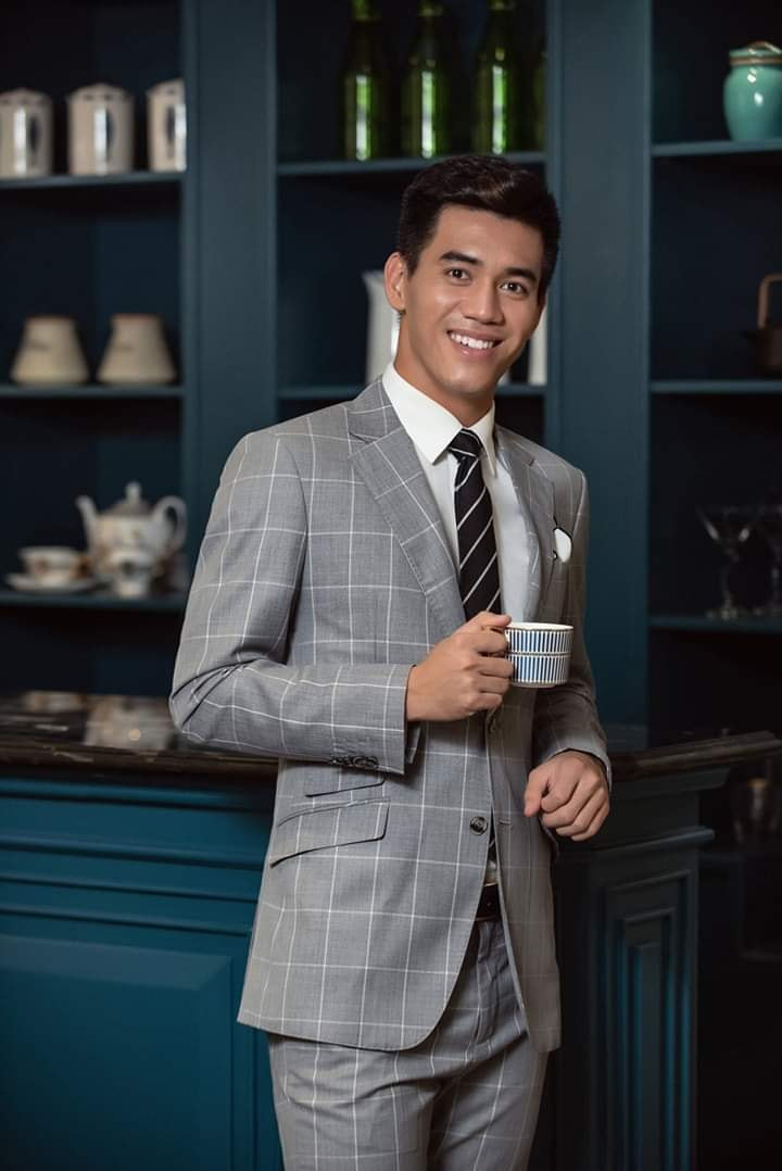 Hy vọng sẽ đem được hình ảnh mới, chỉnh chu và gọn gàng hơn tới người hâm mộ nhưng các fan vẫn khiến Tiến Linh tụt hứng khi cho rằng trông anh vẫn hơi "phèn" và nụ cười công nghiệp quá đáng yêu chứ chẳng có vẻ gì là quý ông.