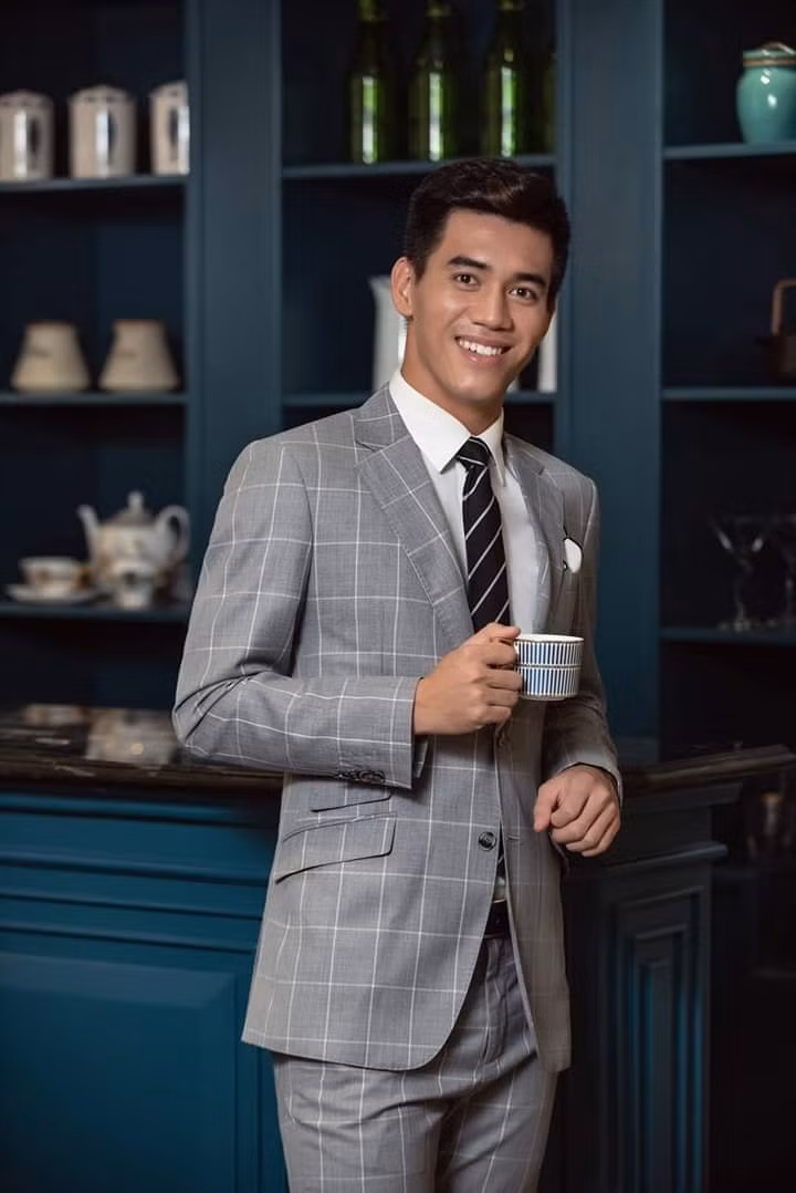 Hy vọng sẽ đem được hình ảnh mới, chỉnh chu và gọn gàng hơn tới người hâm mộ nhưng các fan vẫn khiến Tiến Linh tụt hứng khi cho rằng trông anh vẫn hơi "phèn" và nụ cười công nghiệp quá đáng yêu chứ chẳng có vẻ gì là quý ông.