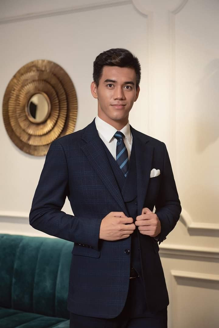 Khác hẳn với thường ngày, Tiến Linh diện vest cực kỳ lịch lãm, khoe vẻ nam tính "soái ca", tóc tai vuốt vuốt. Trông anh chẳng hề giống một cầu thủ bóng đá mà thay vào đó là quý ông lịch lãm.