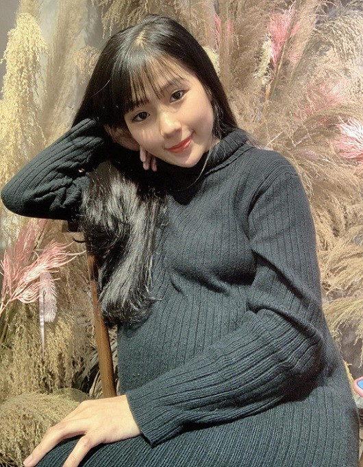 Phần lớn trong hơn 1.100 bình luận để lại đều chia sẻ chua xót về sự xuống cấp, tàn tạ và nỗi vất vả của bà mẹ bỉm sữa. Nhiều người tag chồng vào, nhắn gửi cần phải thương yêu vợ mình thật nhiều mới bù đắp được. Nhiều mẹ không quên chia sẻ thêm hình ảnh tương tự như mình và động viên các mẹ bỉm sữa cùng nhau cố lên. Và một số cô gái chưa chồng còn dè dặt: “Như này thực sự chẳng dám lấy chồng nữa!”.