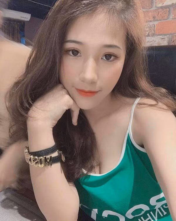 Bà mẹ trẻ cho biết, cô tăng ít cân khi mang thai vì do cơ địa vốn nhỏ nhắn, và một lối sống năng động: “Mình suy nghĩ rằng mẹ ăn được thì con sẽ phát triển tốt nên ăn uống khá thoải mái trong khi bầu bí. Mình thèm gì ăn nấy, những tháng cuối còn ăn nhiều hơn nữa, mỗi ngày 3 bữa đều đặn. May mắn là cơ địa mình không tăng nhiều nên tổng cộng chỉ lên 11kg. Ngoài ra vì đặc thù công việc kinh doanh, mình phải đi lại, vận động nhiều nên có lẽ đây là một trong những bí quyết giúp mình không bị “phát phì” và giữ được sự nhanh nhẹn cho đến gần ngày sinh”.