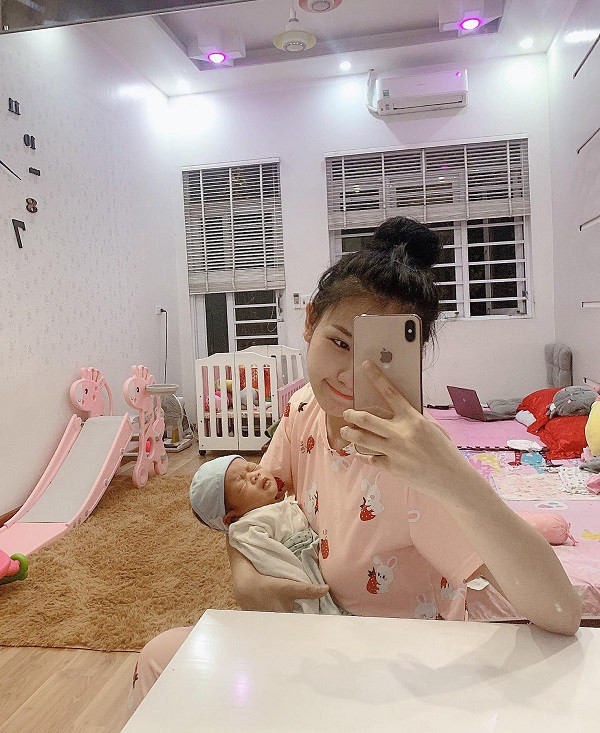 Có 2 con sinh sát nhau, ít thời gian dành cho mình nhưng may mắn là My Anh nhận được sự hỗ trợ rất lớn từ chồng: “Chồng mình là người vui tính, sống tình cảm. Từ khi mình mang thai bé thứ 2, anh đảm nhận trách nhiệm lo cho con lớn từ việc tắm rửa, ăn uống, cho đi học. Nhiều lúc nhìn vợ đầu bú tóc rối, anh cũng không bao giờ chê bai mà chỉ phì cười rồi lại bế con, giúp vợ buộc tóc, thay đồ. Anh cũng luôn là người song hành cùng vợ trong cả 2 lần sinh nở, lo cho vợ từng li từng tí và không ngại cả những việc như tắm gội hay vệ sinh vết khâu tầng sinh môn cho vợ”.