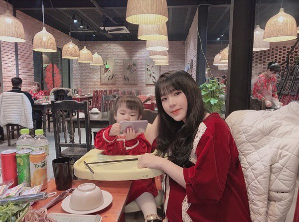 Nhưng sự thật phía sau bức ảnh mà My Anh chia sẻ thì lại trái ngược hoàn toàn: “Mình không nghĩ bức ảnh lại nhận được nhiều sự quan tâm, đồng cảm của các mẹ như thế. Khoảnh khắc lôi thôi ấy chỉ là một khoảnh khắc nhỏ mình dậy bế dỗ em bé mới sinh, khi đi qua gương nhìn bộ dạng mình buồn cười quá thì giơ điện thoại chụp làm kỷ niệm. Chứ thực ra mình là một người khá biết chăm sóc bản thân, luôn suy nghĩ tích cực để sống”.