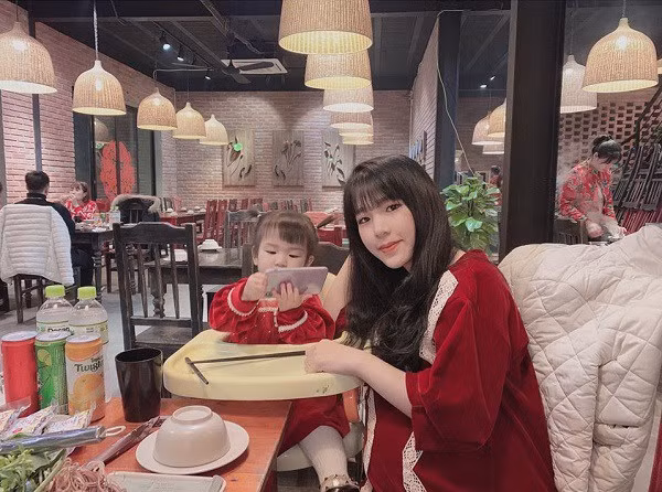 Nhưng sự thật phía sau bức ảnh mà My Anh chia sẻ thì lại trái ngược hoàn toàn: “Mình không nghĩ bức ảnh lại nhận được nhiều sự quan tâm, đồng cảm của các mẹ như thế. Khoảnh khắc lôi thôi ấy chỉ là một khoảnh khắc nhỏ mình dậy bế dỗ em bé mới sinh, khi đi qua gương nhìn bộ dạng mình buồn cười quá thì giơ điện thoại chụp làm kỷ niệm. Chứ thực ra mình là một người khá biết chăm sóc bản thân, luôn suy nghĩ tích cực để sống”.