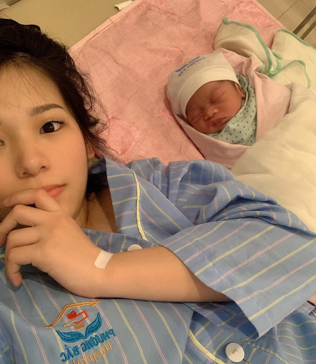 Quả thật, những hình ảnh đầu tóc bù xù, cúc áo cài lệch, con bế trên tay ấy của My Anh rất hiếm gặp. Bởi dù cho trong thời kỳ mang thai hay sau sinh con, cô vẫn luôn cố gắng giữ cho mình vẻ ngoài xinh đẹp và chỉn chu nhất. Lần sinh con này là lần thứ 2, trước đó My Anh đã có một em bé được 10 tháng tuổi. Trong 2 lần mang thai, My Anh chỉ tăng 11kg nên vẫn giữ cho mình được thân hình gọn gàng, cân nặng chỉ tăng vào con mà ít tăng vào mẹ. Sau ca sinh thường, My Anh gần như đã lấy lại được cân nặng trước bầu bí.