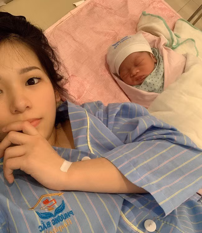 Quả thật, những hình ảnh đầu tóc bù xù, cúc áo cài lệch, con bế trên tay ấy của My Anh rất hiếm gặp. Bởi dù cho trong thời kỳ mang thai hay sau sinh con, cô vẫn luôn cố gắng giữ cho mình vẻ ngoài xinh đẹp và chỉn chu nhất. Lần sinh con này là lần thứ 2, trước đó My Anh đã có một em bé được 10 tháng tuổi. Trong 2 lần mang thai, My Anh chỉ tăng 11kg nên vẫn giữ cho mình được thân hình gọn gàng, cân nặng chỉ tăng vào con mà ít tăng vào mẹ. Sau ca sinh thường, My Anh gần như đã lấy lại được cân nặng trước bầu bí.
