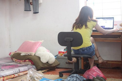 Thậm chí, những căn phòng này đều là của con gái ở, mặc nhà cửa bừa bộn cô gái này vẫn ngồi ung dung lướt Facebook.