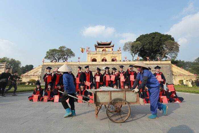 Dù được đầu tư công phu, mất nhiều thời gian thế nhưng bộ ảnh kỷ yếu vẫn không thể tránh khỏi những khoảng khắc dở khóc dở cười như thế này.