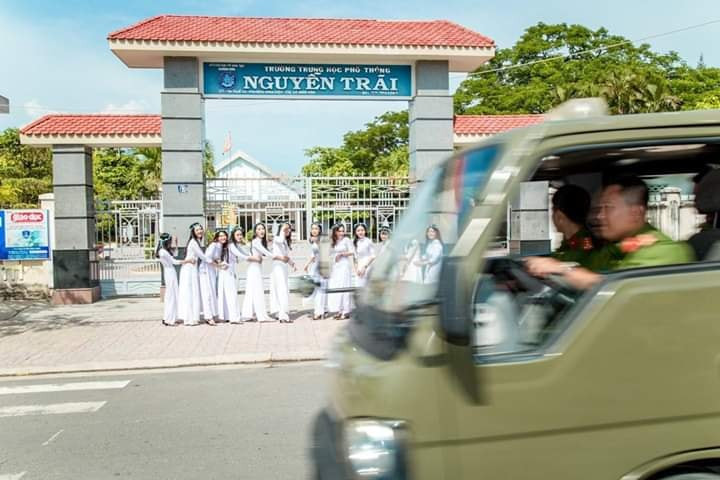 Các cô bạn của trường THPT Nguyễn Trãi đang vui vẻ tạo dáng thì bất ngờ có nhân vật không mời mà xuất hiện vô tình chiếm hết spotlight của lớp học này.