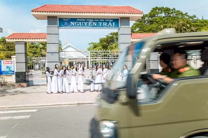 Các cô bạn của trường THPT Nguyễn Trãi đang vui vẻ tạo dáng thì bất ngờ có nhân vật không mời mà xuất hiện vô tình chiếm hết spotlight của lớp học này.